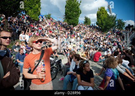 Berlin, Deutschland, in den Mauerpark Besucher am Tag der Fete De La Musique Stockfoto