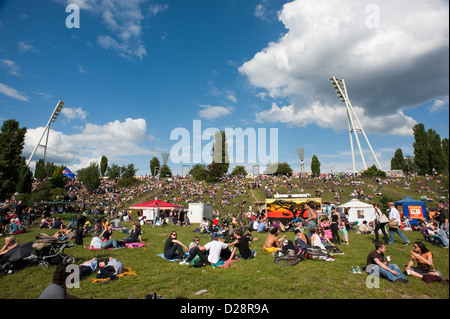 Berlin, Deutschland, in den Mauerpark Besucher am Tag der Fete De La Musique Stockfoto