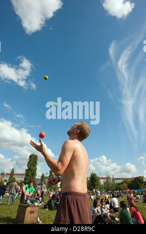 Berlin, Deutschland, Jongleur im Mauerpark am Tag der Fete De La Musique Stockfoto