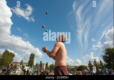 Berlin, Deutschland, Jongleur im Mauerpark am Tag der Fete De La Musique Stockfoto