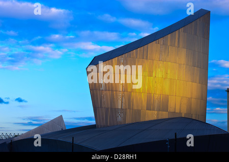 Imperial War Museum North Salford Quays größere Manchester Lancashire England in der Dämmerung Stockfoto