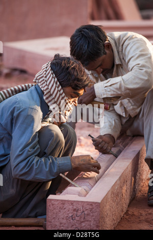 Schnitzerei aus roten Sandstein für Restaurierung an Humayun-Mausoleum in Delhi Indien Stockfoto