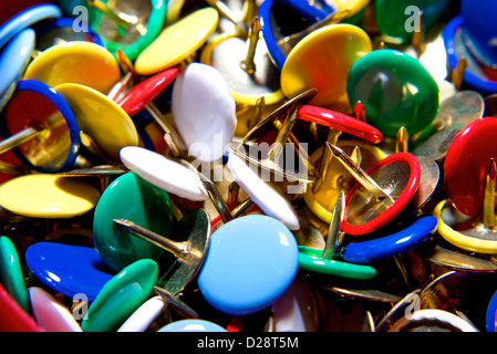 Bunte Pins in verschiedenen Winkeln. Reißzwecke. Stockfoto