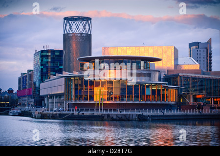 Lowry Centre Salford Quays größere Manchester Lancashire England in der Dämmerung Stockfoto