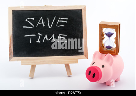 Speichern Sie Zeit Konzept Bild mit Sparschwein, Sanduhr und Tafel auf weißem Hintergrund Stockfoto