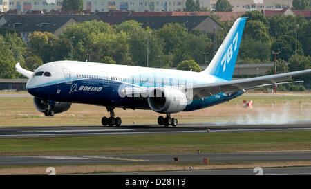 Die neue Boeing 787 "Dreamliner" kommt am Flughafen Tegel in Berlin, Deutschland, 25. Juni 2011. Boeings neue Langstrecken-Flugzeuge kamen für einen kurzen Zwischenstopp in Berlin und befindet sich derzeit in der Anzeige für die interessierte Öffentlichkeit. Foto: Robert Schlesinger Stockfoto