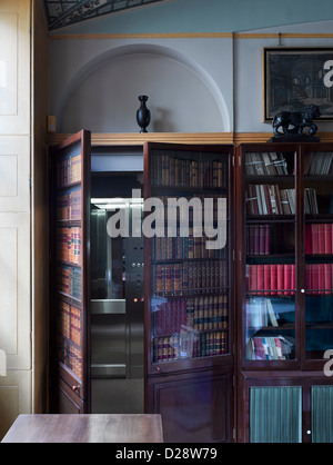 Sanierung von Sir John Soane Museum, London, Vereinigtes Königreich. Architekt: Julian Harrap Architekten, 2012. Bibliothek-Detail: gefälschte Bo Stockfoto