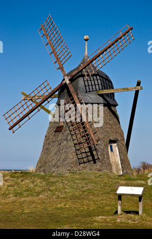 Alte Heide reetgedeckte Windmühle Stockfoto