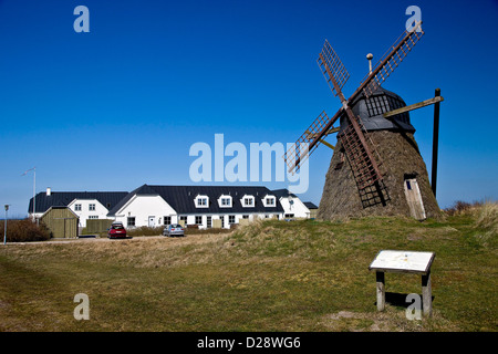 Das Heidekraut reetgedeckte Windmühle am Gr Stockfoto