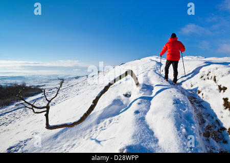 Peak District National Park, UK, 15. Januar 2013, Mann Wandern im Schnee bedeckt Gipfel am Rushup Rand oben Castleton, Derbyshire. Stockfoto