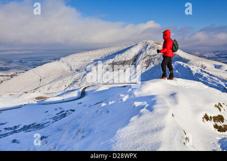 MAM tor Derbyshire Peak District National Park, Großbritannien, 15. Januar 2013, man Hiking in schneebedeckten Gipfeln auf Rushup Edge und Mam Tor über Castleton, Derbyshire Stockfoto