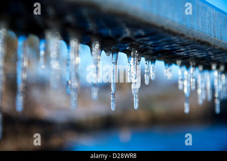 Billericay, Essex, England. 17. Januar 2013. Die Wäsche ist eine kleine Furt, die kürzlich beim Hochwasser unpassierbar wurde, aber es ist wieder auf normales Niveau. Da die Autos passieren ist das Spritzwasser zu Eiszapfen über die Hindernisse für die Seite geworden. heute Morgen lag bei minus 7 C.  Bildnachweis: Allsorts Stock Foto / Alamy Live News Stockfoto