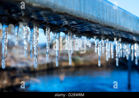 Billericay, Essex, England. 17. Januar 2013. Die Wäsche ist eine kleine Furt, die kürzlich beim Hochwasser unpassierbar wurde, aber es ist wieder auf normales Niveau. Da die Autos passieren ist das Spritzwasser zu Eiszapfen über die Hindernisse für die Seite geworden. heute Morgen lag bei minus 7 C.  Bildnachweis: Allsorts Stock Foto / Alamy Live News Stockfoto