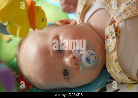 Baby auf Spielmatte. Stockfoto