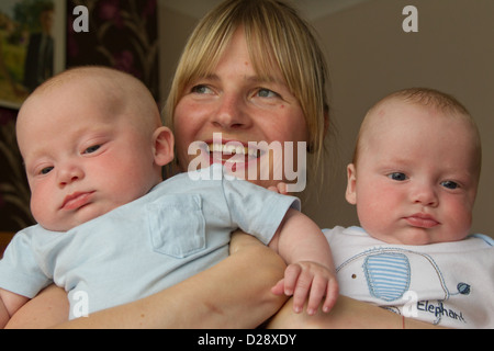Mutter hält Twin Baby Boys. Stockfoto