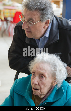 Blinde und sehbehinderte Menschen mit Betreuern auf Ausflug nach Denby Pottery. Hören zu sprechen. Stockfoto