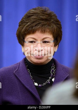 Senior Advisor Valerie Jarrett besucht die Äußerungen von US-Präsident Barack Obama und Vize-Präsident Joe Biden bei einer Veranstaltung im Weißen Haus in Washington, D.C., eine Reihe von Vorschlägen zur Verringerung von Waffengewalt auf Montag, 16. Januar 2012 zu enthüllen. . Bildnachweis: Ron Sachs / CNP Stockfoto