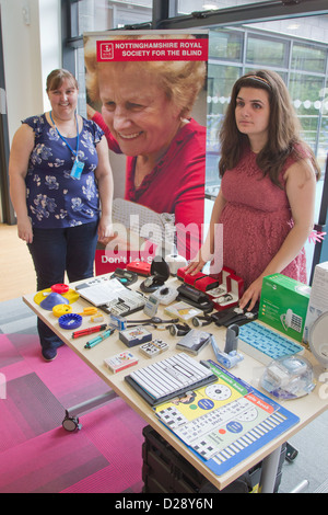 Heraus zu erreichen, die Arbeitnehmer mit von Aids für visuell Stall beeinträchtigte Menschen Stockfoto