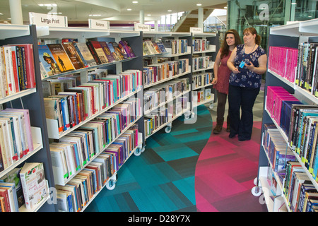 Heraus erreichen Arbeitnehmer mit Großdruck Bücher Hilfsmittel für sehbehinderte Menschen Stockfoto