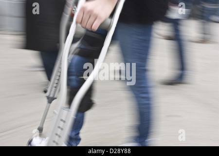 Person auf Krücken Stockfoto