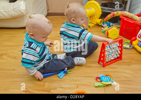 Zwei Jungen spielen Stockfoto