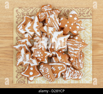 hausgemachte Weihnachten Pfefferkuchen auf Holztisch Stockfoto