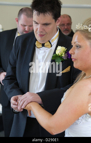 Blinde und Sehbehinderte Bräutigam Braut Finger Ring aufsetzen. Stockfoto