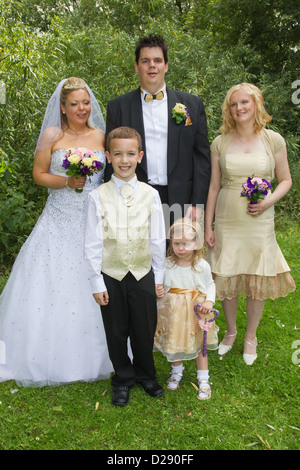 Blinden und sehbehinderten Braut und Bräutigam mit Begleitern. Stockfoto