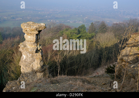 Des Teufels Schornstein, Leckhampton Hill Kalkstein Säule mit Blick auf Cheltenham Stockfoto