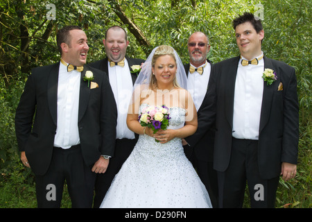 Blinden und sehbehinderten Braut und Bräutigam mit männlichen Familienmitglieder. Stockfoto