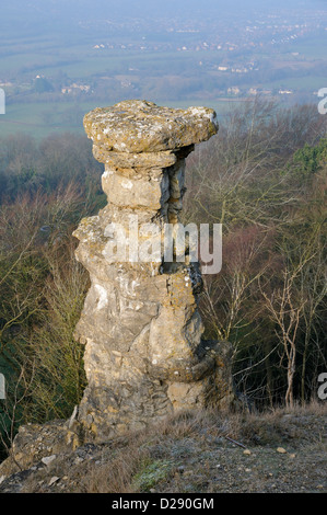 Des Teufels Schornstein, Leckhampton Hill Kalkstein Säule mit Blick auf Cheltenham Stockfoto