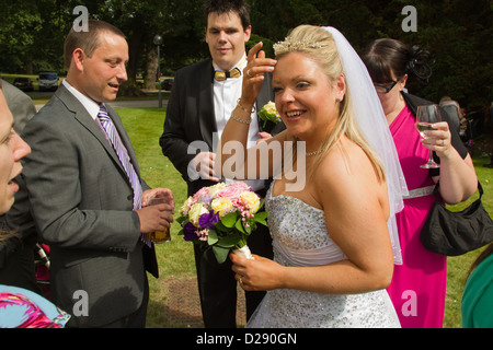 Blinden und sehbehinderten Braut an der Rezeption. Stockfoto