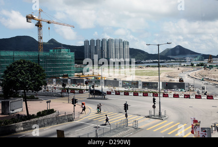 Es ist ein Foto von einer Baustelle in Hong Kong in Tiu Keng Leng oder Tseung Kwan O. Wir sehen ein Hebezeug und die Work In Progress Stockfoto