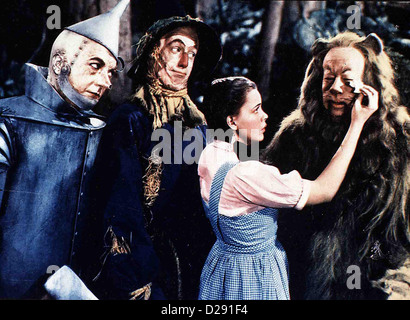 Das Zauberhafte Land Zauberer Oz, Jack Haley, Ray Bolger, Judy Garland, Bert Lahr Von Einem Wirbelsturm Davongetragen landet Stockfoto