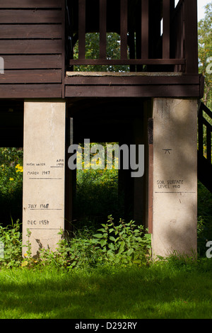 Die Rothschild-Bungalow auf Woodwalton Fen NNR 1911 erbaut. Ehemalige ebenerdig und Flut Level Marker zeigen. Cambridgeshire Stockfoto