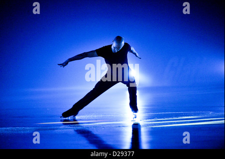 Silhouette der Eiskunstläuferin Stockfoto