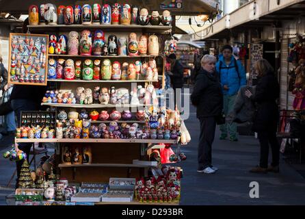 Matroschkas sind auf dem Souvenirmarkt am Gribojedow-Kanal in St. Petersburg, Russland, 18. Oktober 2012 verkauft. Matroschkas sind typische Russische Puppen, aus Holz, in der Lage, ineinander, bunt gestaltet werden und haben einen Talisman-Charakter. Foto: Jens Büttner Stockfoto