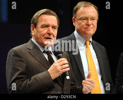 Spitzenkandidat der SPD in Niedersachsen der bevorstehenden Landtagswahlen, Stephan Weil und ehemaligen deutschen Bundeskanzler Gerhard Schroeder (SPD, L) nehmen Teil an einer Wahl-Kampagne-Rallye für die SPD in Osterholz, Deutschland, 16. Januar 2013. Die Landtagswahlen für Lower Saxony State grösserer werden am 20. Januar 2013 stattfinden. Foto: Ingo Wagner Stockfoto