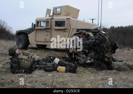 Hohenfels, Deutschland, 17. Januar 2013. Slowenische Armee Soldat der 1. Motorisierte Brigade zieht Sicherheit neben einem Humvee während einer militärischen Beratungsteam (MAT)-Übung bei der Joint Multinational Readiness Center in Hohenfels, Deutschland, Jan 17, 2013MATs und Polizei Beratungsteams sind entworfen, um replizieren die Einsatzumgebung Afghanistan während der Vorbereitung Teams für Aufstandsbekämpfung mit der Fähigkeit zu trainieren, beraten und ermöglichen die Afghanistan National Army und der Nationalpolizei Afghanistan.  (US Armee-Foto von Sgt. Gemma Iglesias/freigegeben) Stockfoto