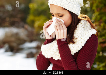 Mädchen mit einem kalten Niesen Stockfoto