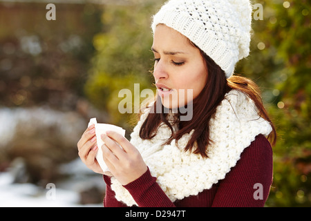 Mädchen mit einem kalten Niesen Stockfoto