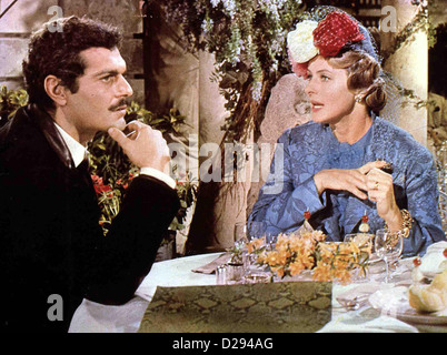 Der Branchentelefonbuch Rolls Royce gelbe Rolls-Royce, Omar Sharif, Ingrid Bergman Gerda Millett (Ingrid Bergman) Hilft Dem Jugoslawen Stockfoto