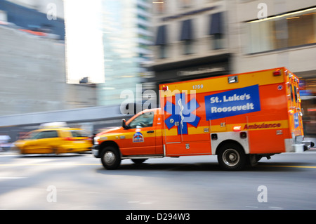 Krankenwagen durch New York City, USA Stockfoto