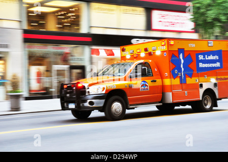 Krankenwagen durch New York City, USA Stockfoto