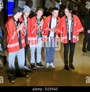 Der internationale Flughafen Narita, Japan. 17. Januar 2013. Louis Tomlinson, Zayn Malik, Niall Horan, Liam Payne und Harry Styles der U.K-Popgruppe eine Richtung Ankunft am internationalen Flughafen Narita in der Präfektur Chiba, Japan am 17. Januar 2013 Credit: Dpa Picture-Alliance / Alamy Live News Stockfoto