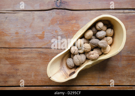 schönen Holzschale voller Walnüsse auf dem Vintage Holztisch Stockfoto