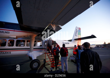 Fluggästen am frühen Morgen Dehaviland Twin Otter Leichtflugzeug Flug zum Grand Canyon Flughafen Boulder Nevada USA Stockfoto