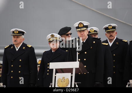 Gdynia, Polen 17. Januar 2013 unter Befehl der Standing NATO Mine Gegenmaßnahmen Gruppe 1-Zeremonie im Hafen von Gdynia Krieg.   ORP "Admiral Xawery Czernicki" - polnische Befehl Schiff wird der NATO Defence Forces Gegenmaßnahme Team leiten. Dieses Team, im Volksmund bekannt als der "European Shield Mine" gehört zu den NATO-Eingreiftruppen.   Die Standing NATO Mine Gegenmaßnahmen Gruppe 1 (SNMCMG1) ist eines der NATO zwei Spezialisten Mine Gegenmaßnahmen (MCM) Gruppen. Abgebildete Kommandant der belgischen Marine Komponente Konteradmiral Michel Hofman nimmt an der Zeremonie teil. Stockfoto