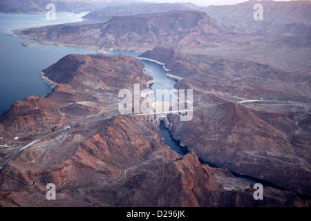 fliegen über den Hoover-Staudamm und die Arizona Grenze zu Nevada auf den Colorado River USA Stockfoto