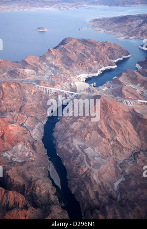 fliegen über den Hoover-Staudamm und die Arizona Grenze zu Nevada auf den Colorado River USA Stockfoto